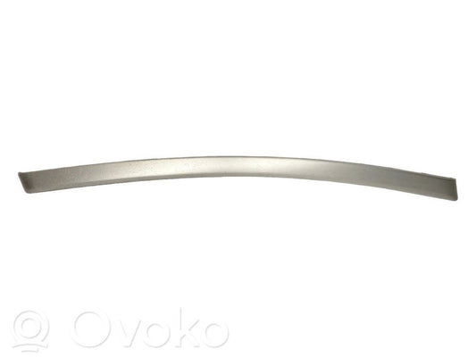 Priekšpusē dekoratīvās apdares lenta