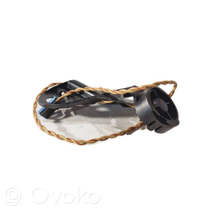 Skaļrunis (-i) priekšējās durvīs