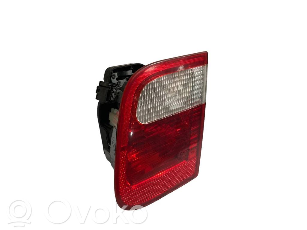 Aizmugurējais lukturis pārsegā