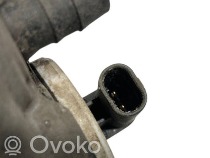 Dzinēja pārsega eņģe (-es)