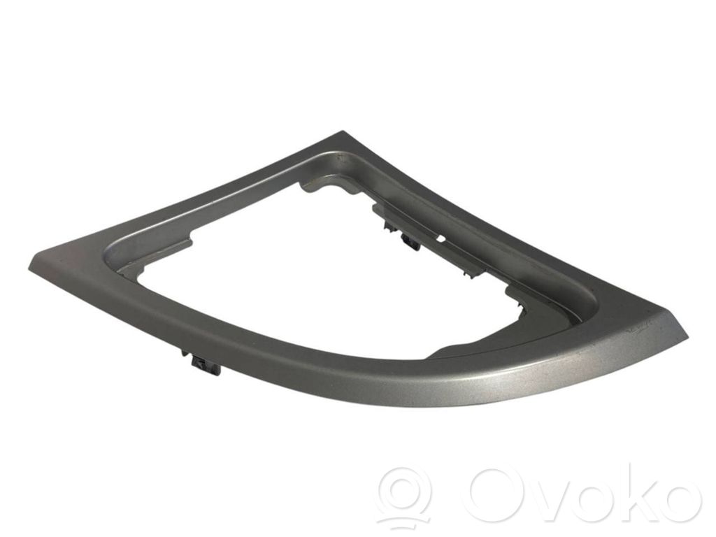 Ātrumu pārslēgšanas sviras dekoratīvā apdare (plastmasas)