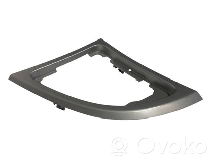 Ātrumu pārslēgšanas sviras dekoratīvā apdare (plastmasas)