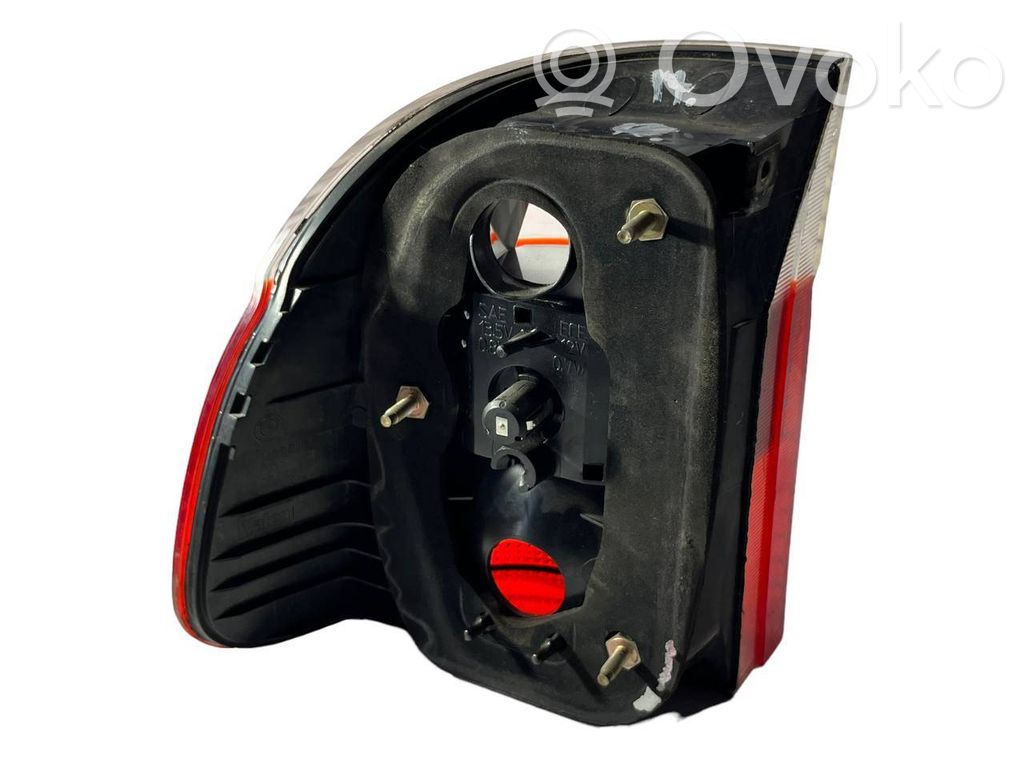 Задний фонарь в кузове