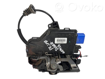 Priekšpusē slēdzene