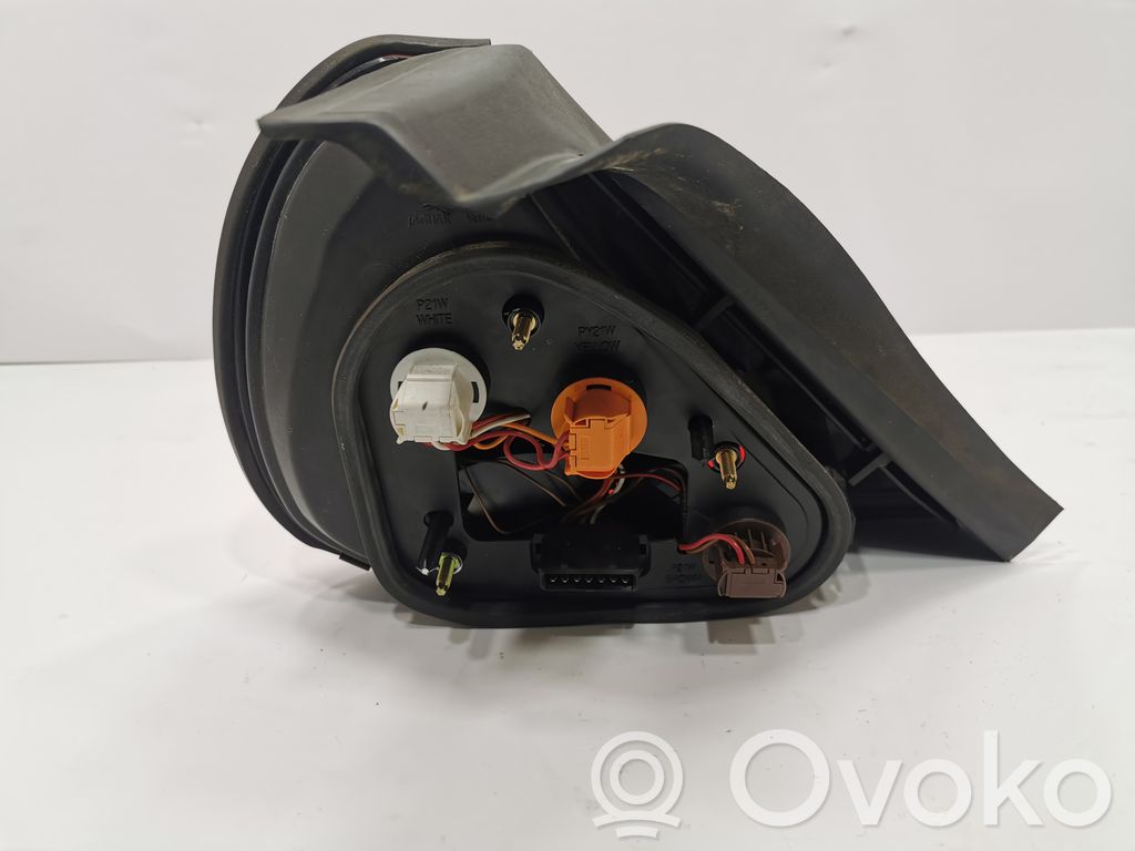 Aizmugurējais lukturis virsbūvē