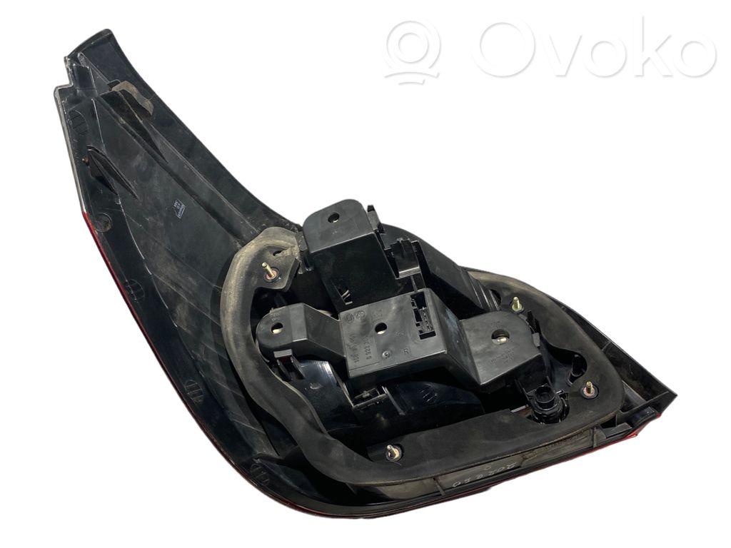 Задний фонарь в кузове