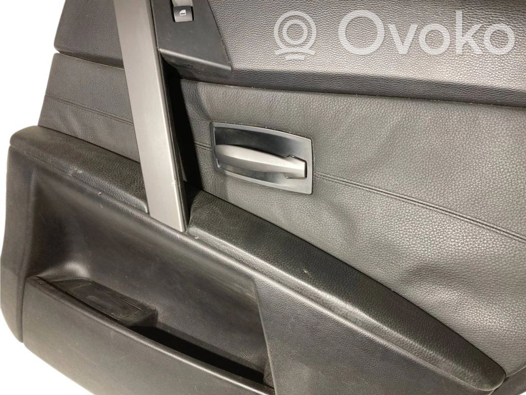 Apšuvums aizmugurējām durvīm