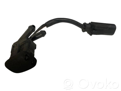 Mazgāšanas šķidruma smidzinātājs (-i) priekšējam logam