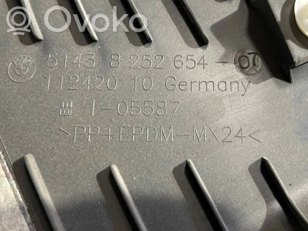 (C) statņa dekoratīvā apdare