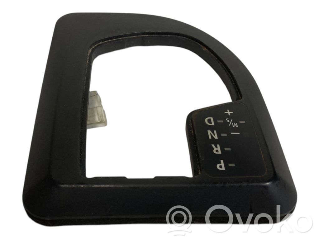 Ātrumu pārslēgšanas sviras dekoratīvā apdare (plastmasas)