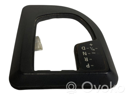 Ātrumu pārslēgšanas sviras dekoratīvā apdare (plastmasas)