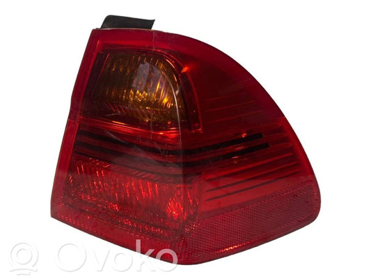 Задний фонарь в кузове