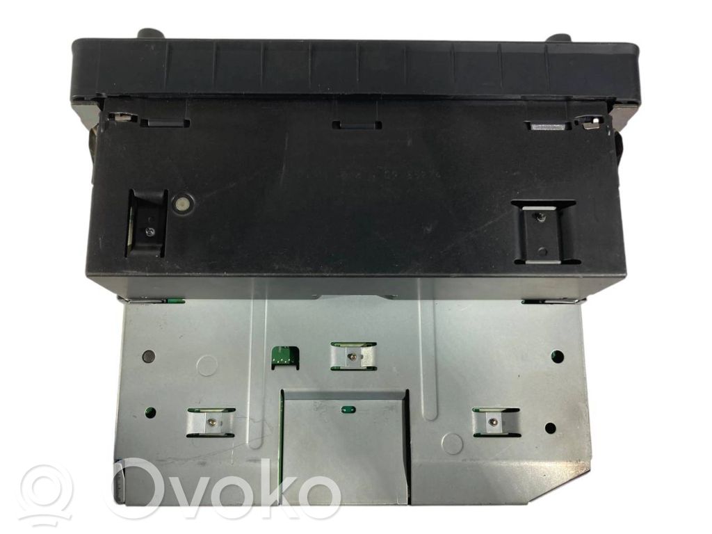 Radio / CD/DVD atskaņotājs / navigācija