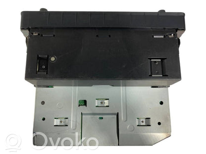 Radio / CD/DVD atskaņotājs / navigācija