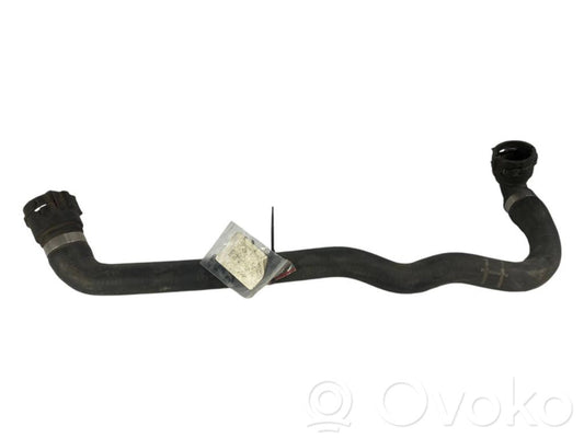 Caurulīte (-es) / šļūtene (-es)