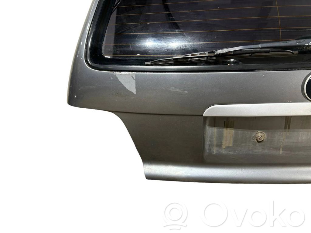 Задняя крышка (багажник)