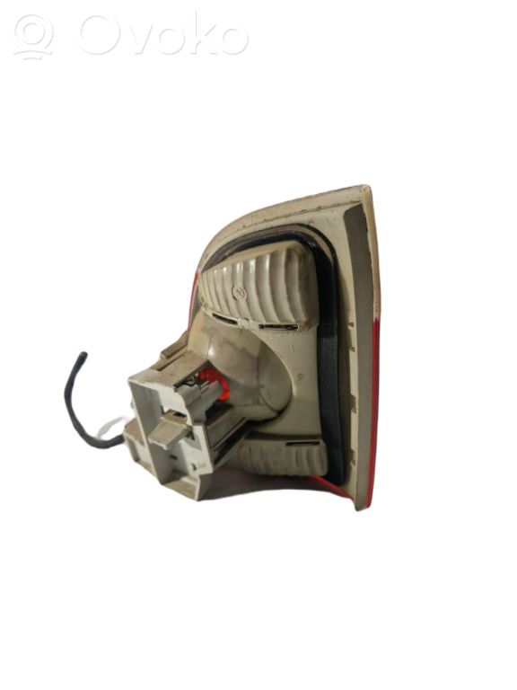 Aizmugurējais lukturis pārsegā