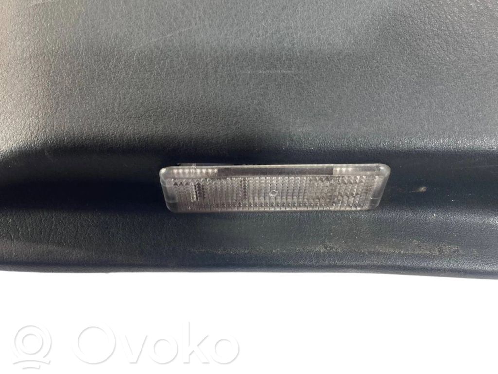 Apšuvums aizmugurējām durvīm