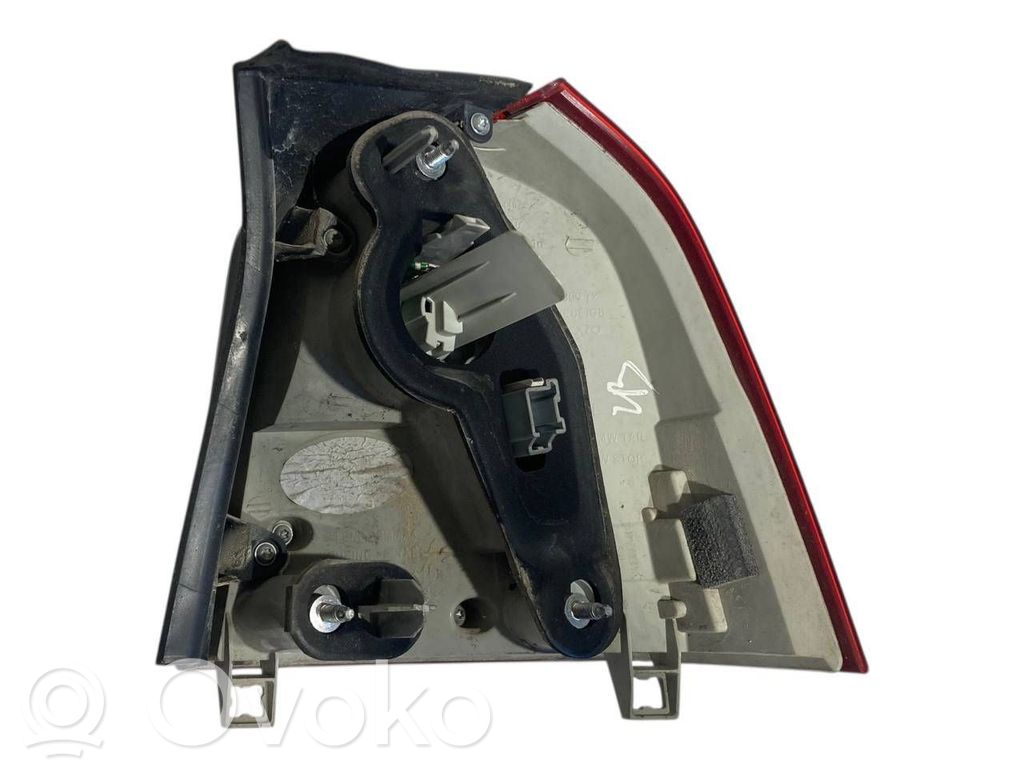 Задний фонарь в кузове