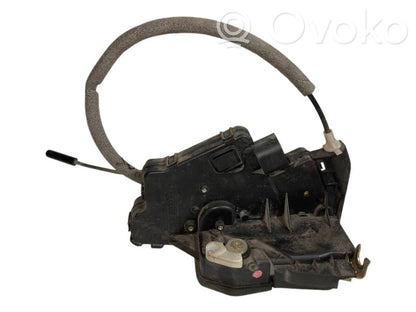 Priekšpusē slēdzene