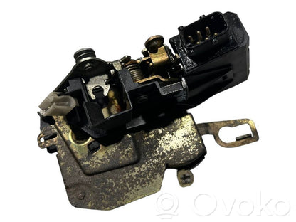 Priekšpusē slēdzene