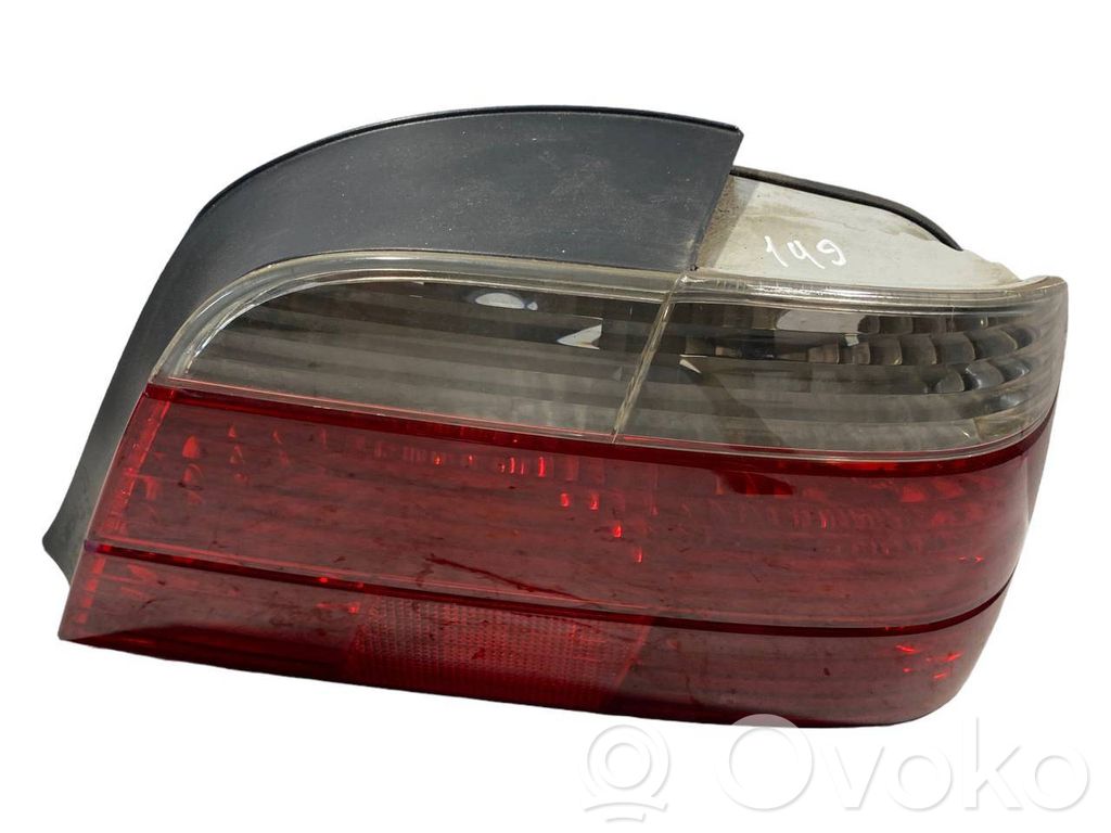 Aizmugurējais lukturis virsbūvē