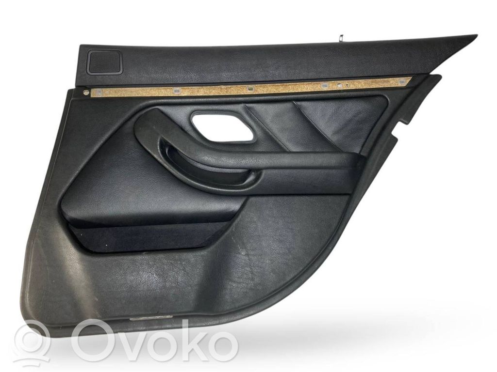 Aizmugurē logu aizkars