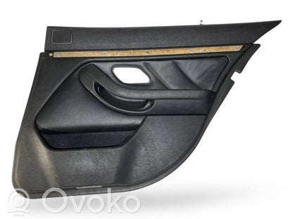 Aizmugurē logu aizkars