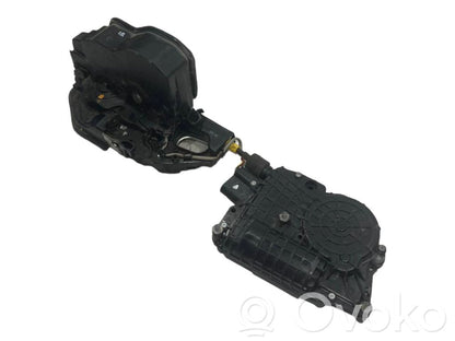 Priekšpusē slēdzene