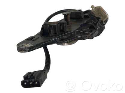 Aizmugurējā pārsega pievilcējs