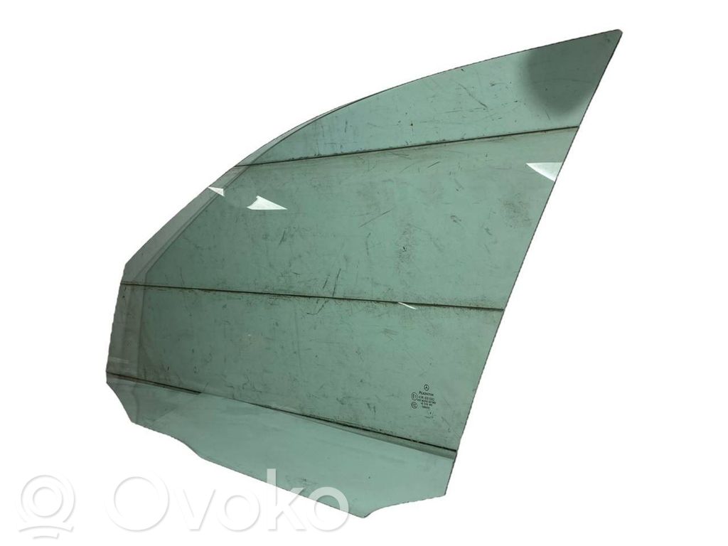 priekšējo durvju stikls (četrdurvju mašīnai)