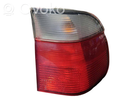 Aizmugurējais lukturis virsbūvē