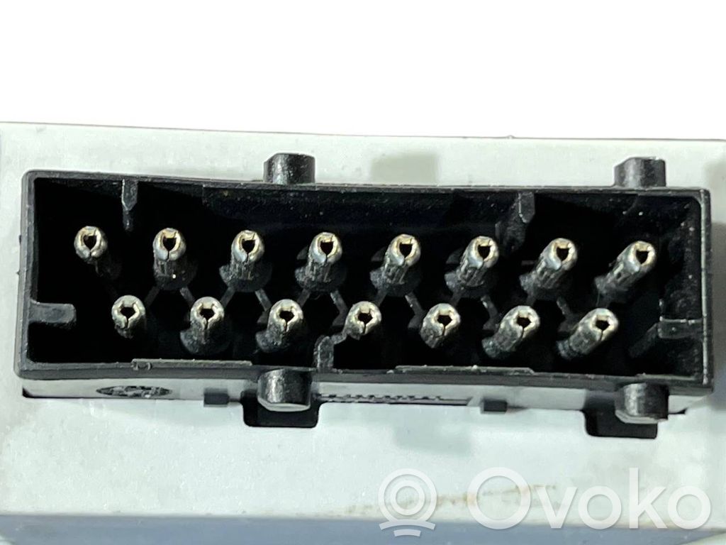 Piekabes āķa vadības bloks