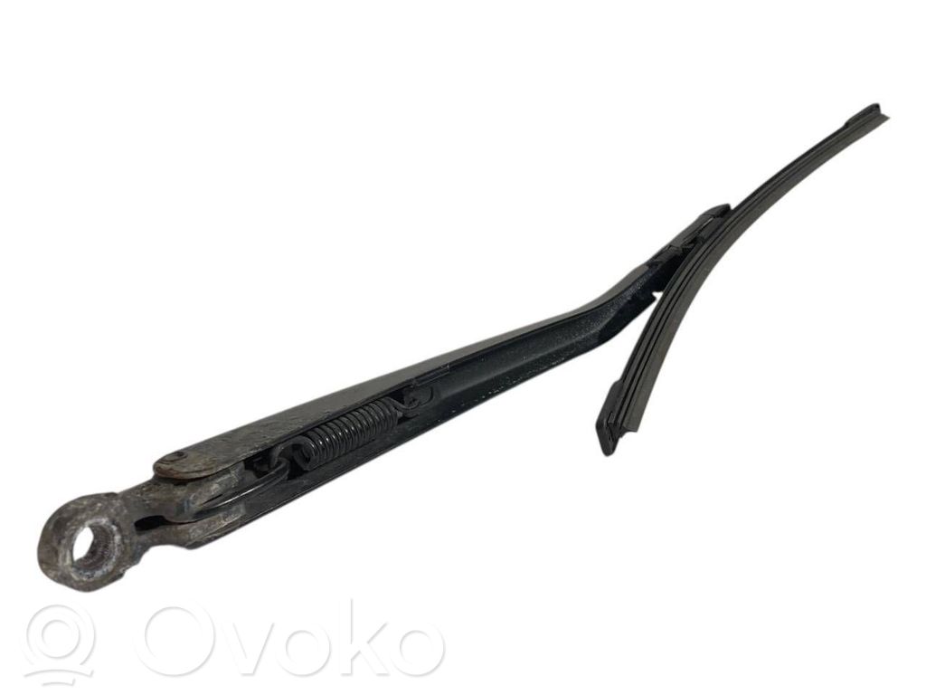 Aizmugurējā loga tīrītāja kājiņa