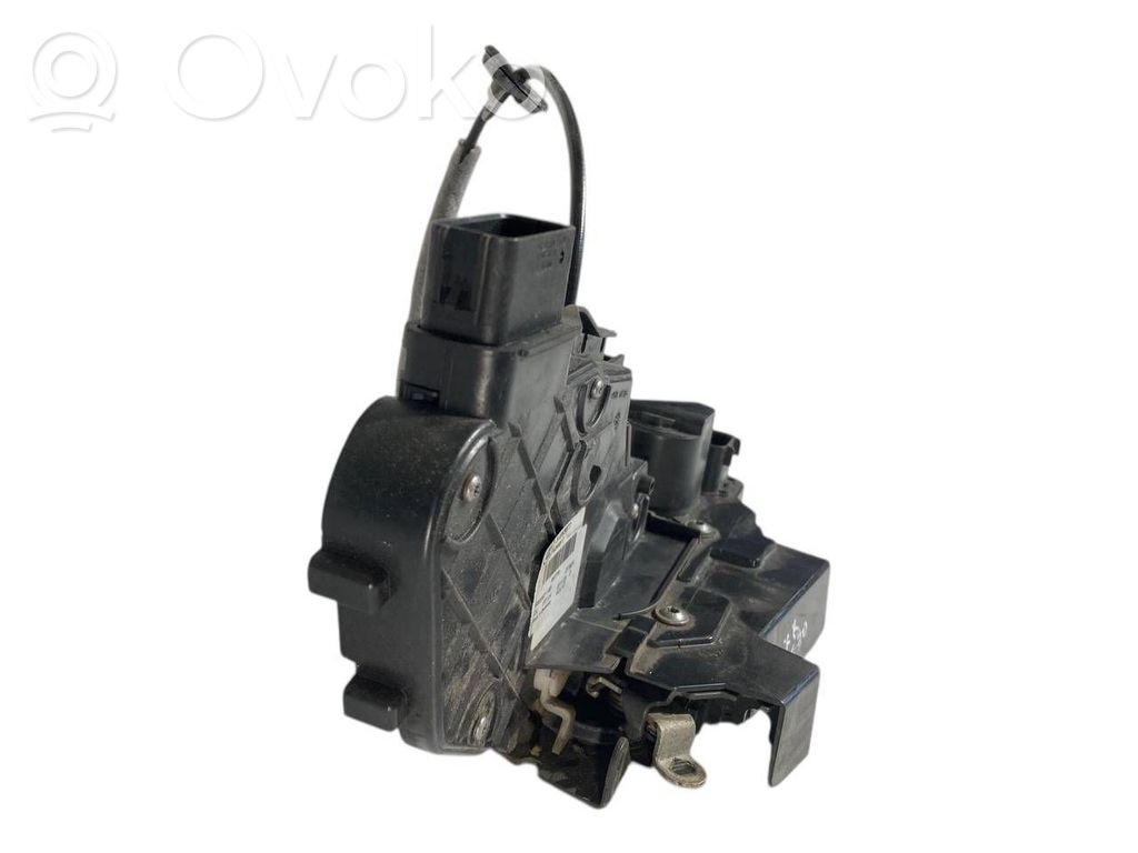 Priekšpusē slēdzene