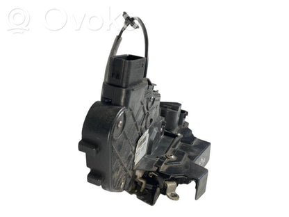 Priekšpusē slēdzene