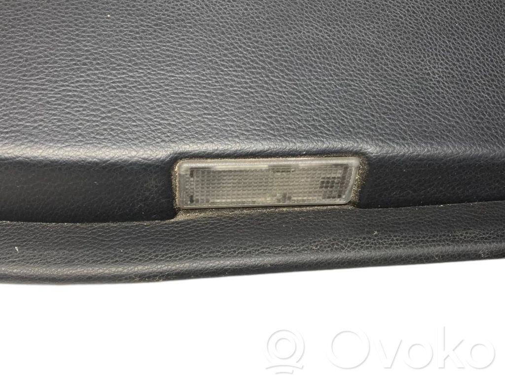 Apšuvums aizmugurējām durvīm