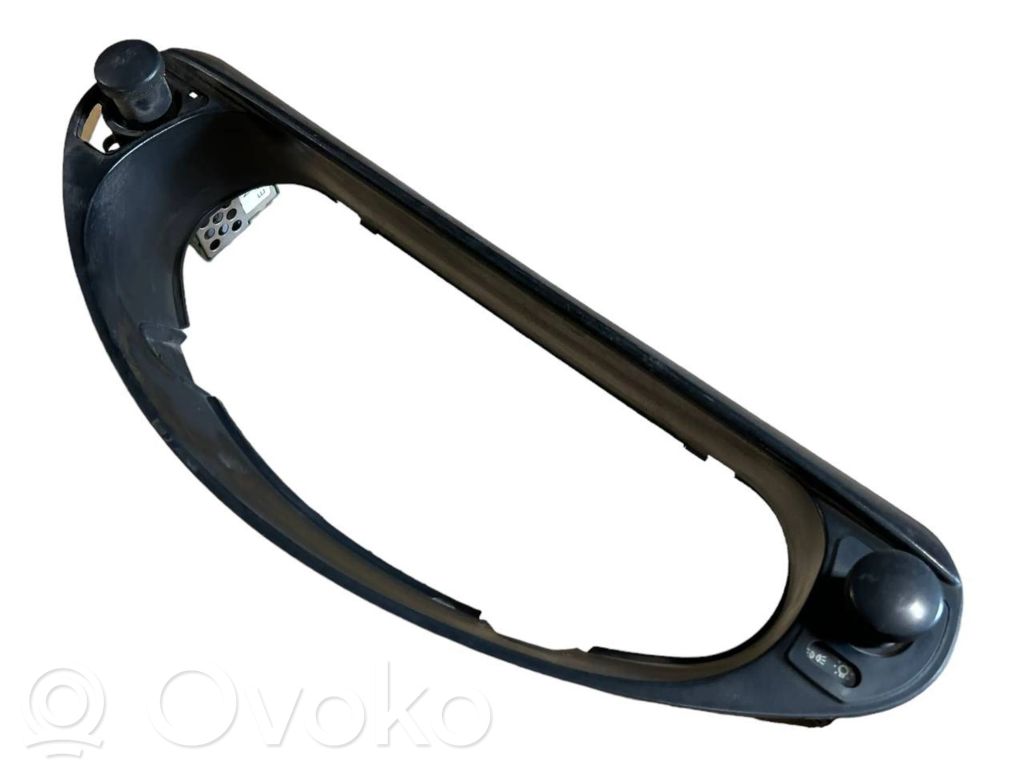 Instrumentu paneļa dekoratīvā apdare