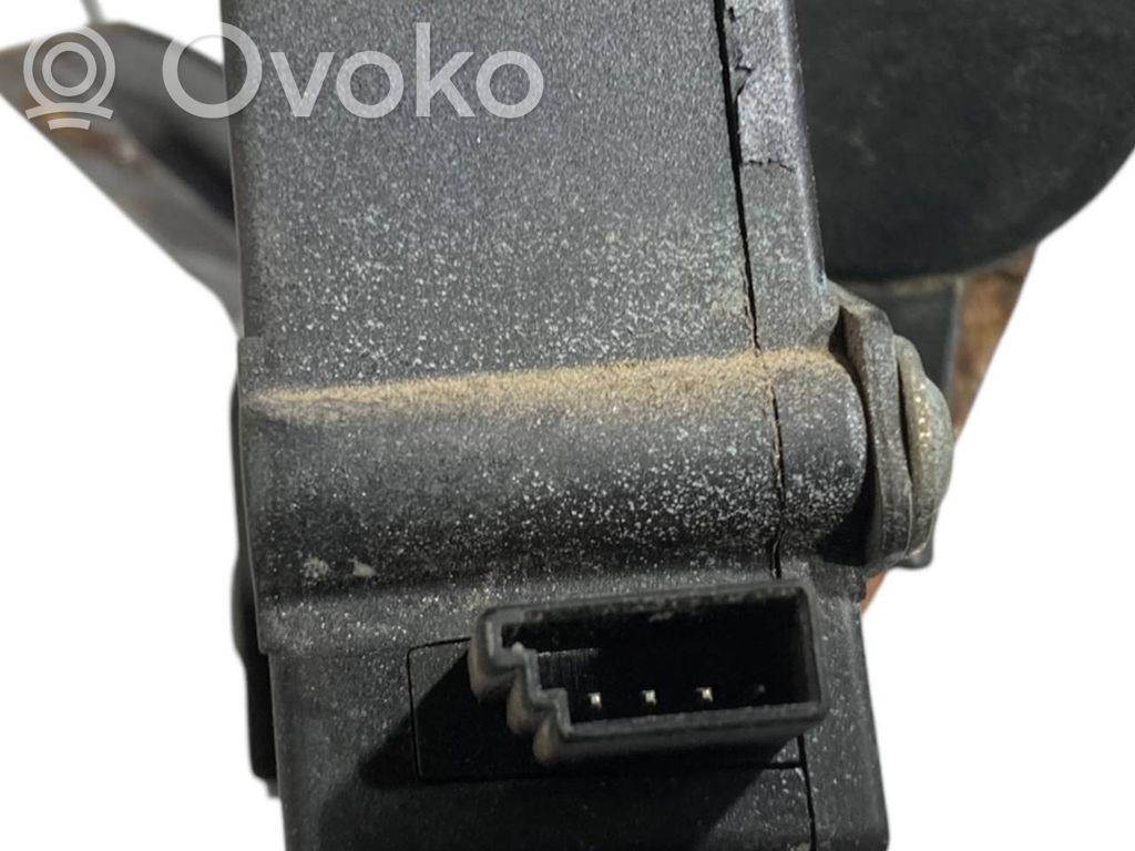 Aizmugurējā pārsega slēdzene