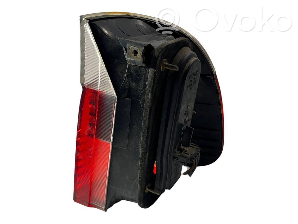 Aizmugurējais lukturis virsbūvē