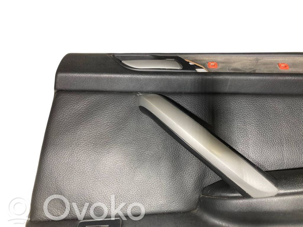 Apšuvums aizmugurējām durvīm