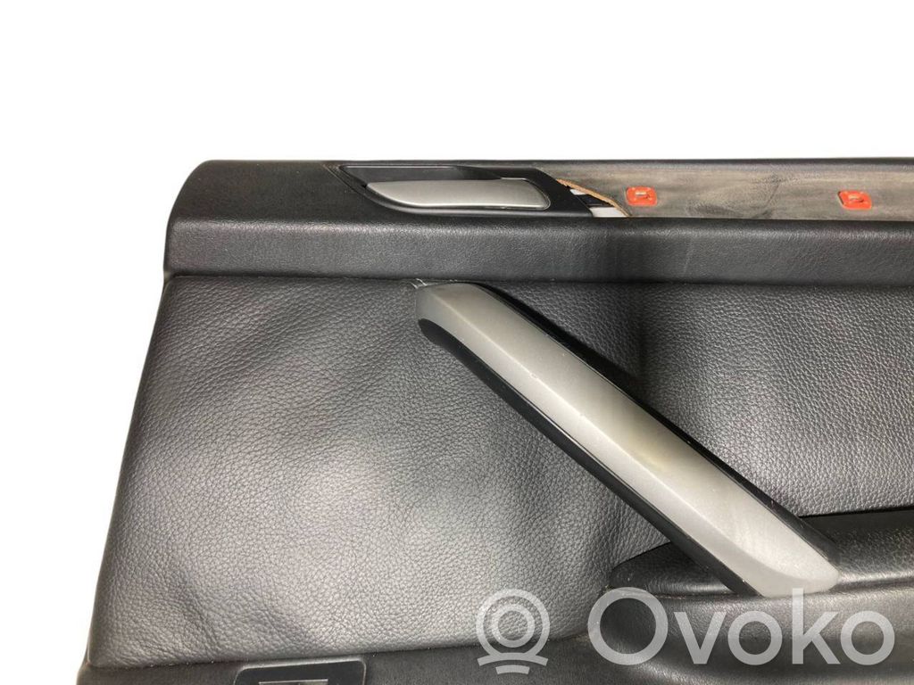 Apšuvums aizmugurējām durvīm