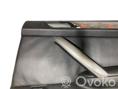 Apšuvums aizmugurējām durvīm