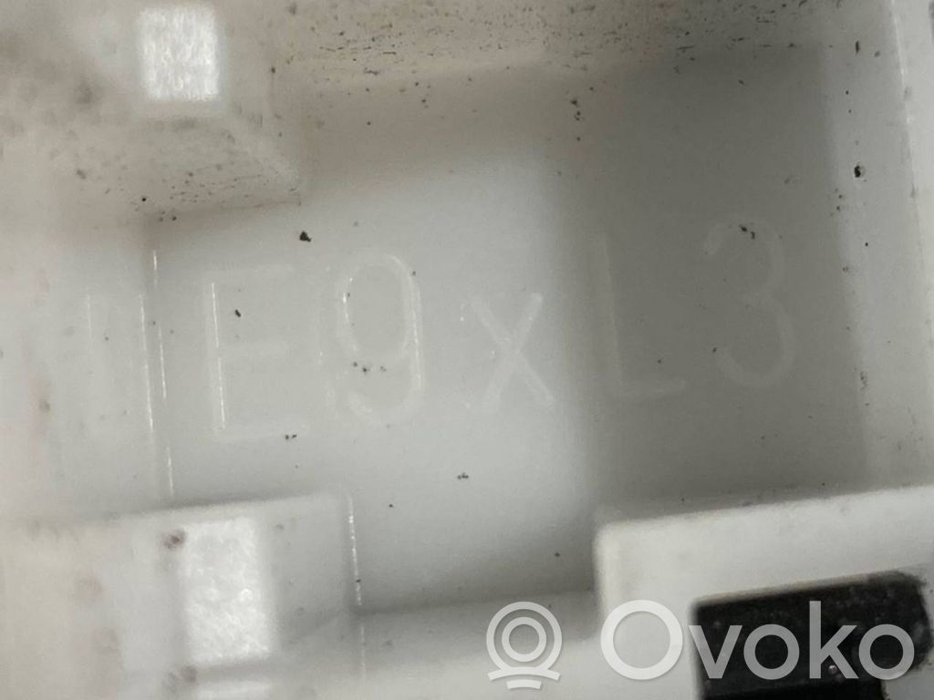 Крышка ручки передней двери