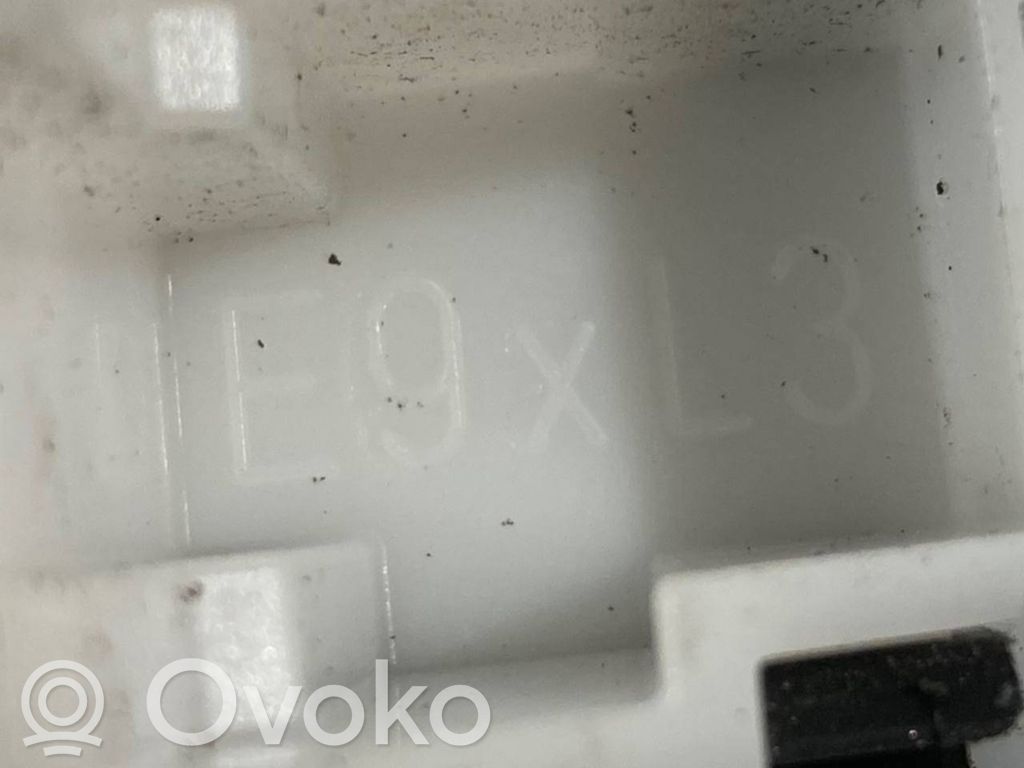 Priekšpusē durvju roktura vāciņš