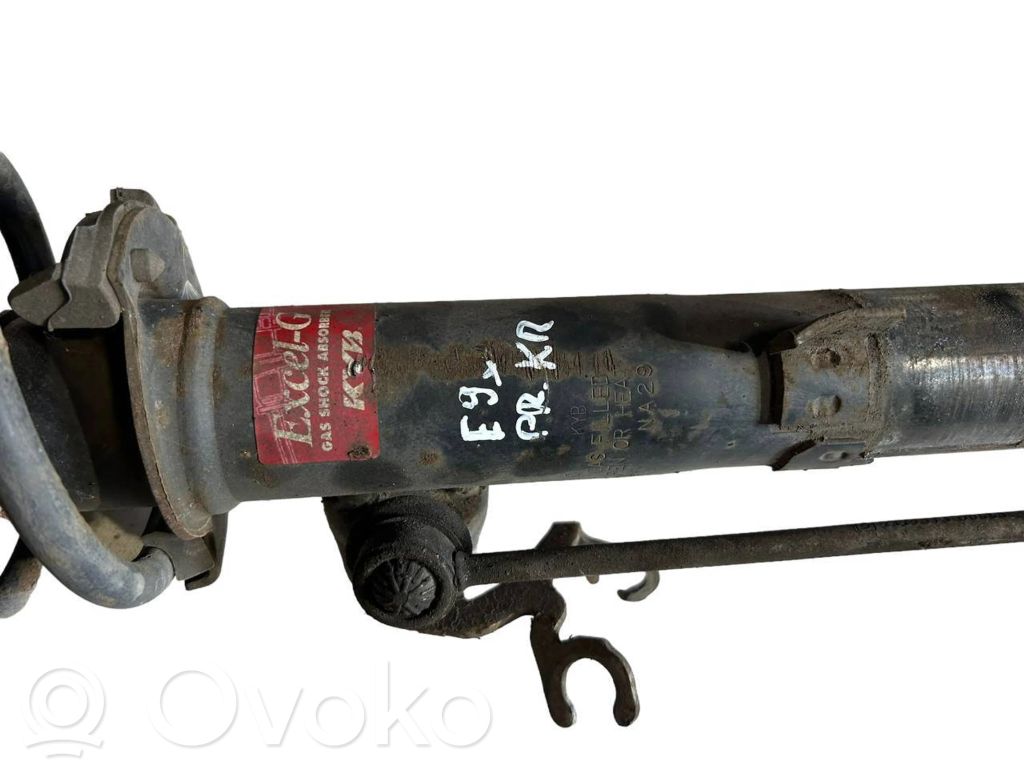 Priekšpusē amortizators ar atsperi