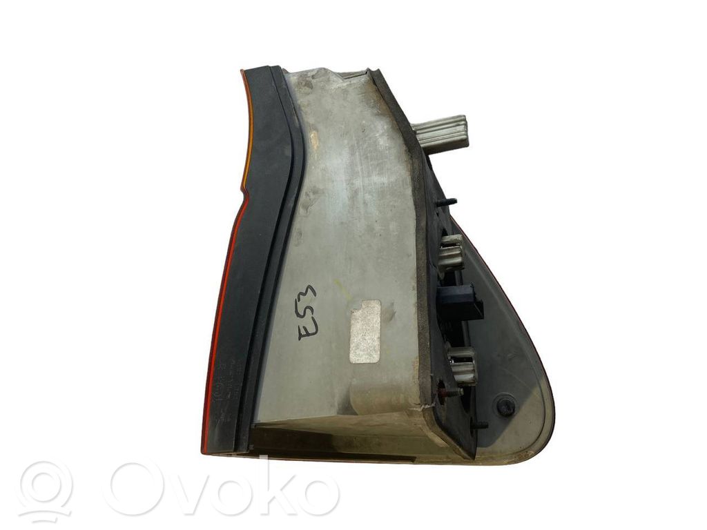 Aizmugurējais lukturis virsbūvē