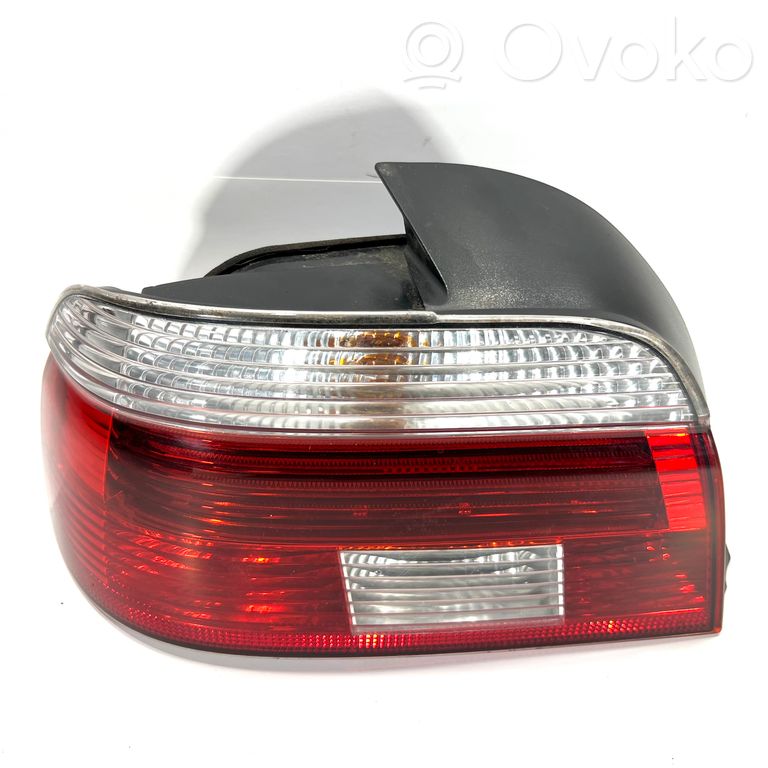 Aizmugurējais lukturis virsbūvē