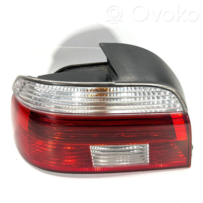 Aizmugurējais lukturis virsbūvē