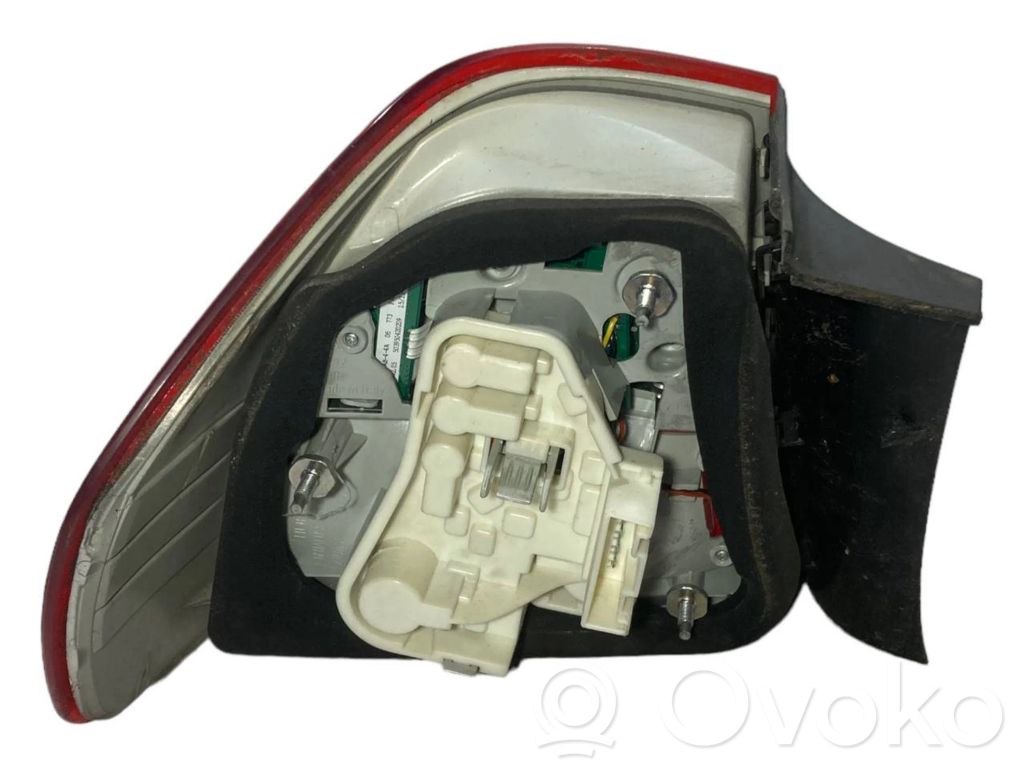 Aizmugurējais lukturis virsbūvē